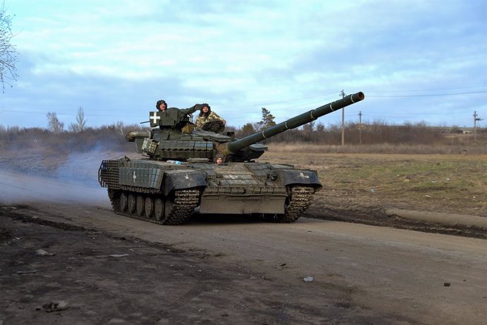 Archivo - February 17, 2024, Avdiivka, Donetsk Oblast, Ukraine: A Ukraine tank crew drives through roads near the city of Avdiivka. As the Ukrainian army retreats from Avdiivka, reports of heavy losses continue and Russian forces advance quickly.