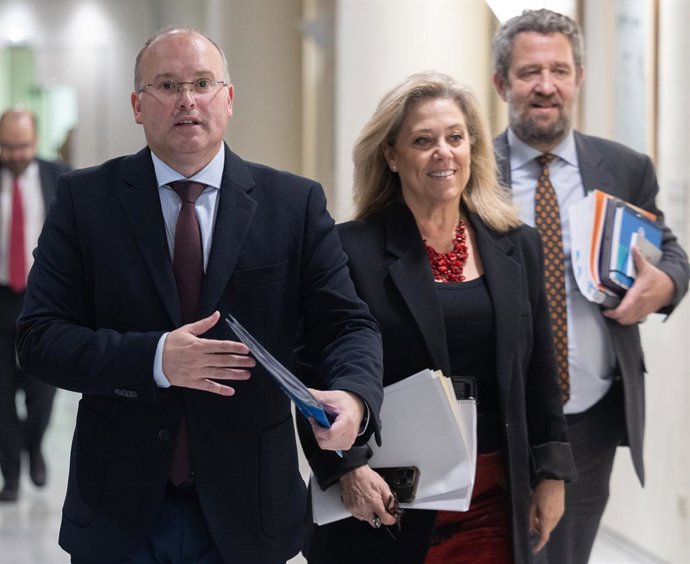 El portavoz del PP en el Congreso, Miguel Tellado (1i), a su llegada a una reunión de Junta de Portavoces, en el Congreso de los Diputados, a 19 de marzo de 2024, en Madrid (España).