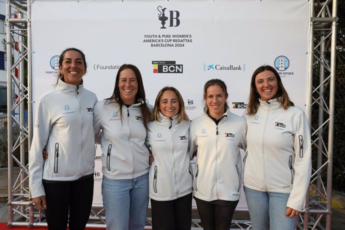 Las regatistas españolas Támara Echegoyen, Silvia Mas, Paula Barceló, María Cantero y Neus Ballester formarán la tripulación del Sail Team BCN en la primera Copa América femenina de la historia