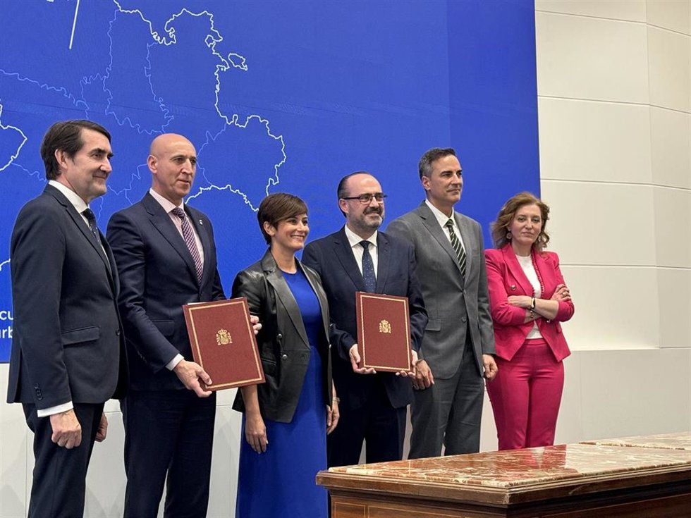 Los Alcaldes De León Y Ponferrada Mientras La Carpeta Con Los Documentos Del Acuerdo, Junto A La Ministra De Vivienda Y Agenda Urbana, Isabel Rodríguez, Y El Consejero De Medio Ambiente, Vivienda Y Ordenación Del Territorio, Juan Carlos Suárez-Quñones.