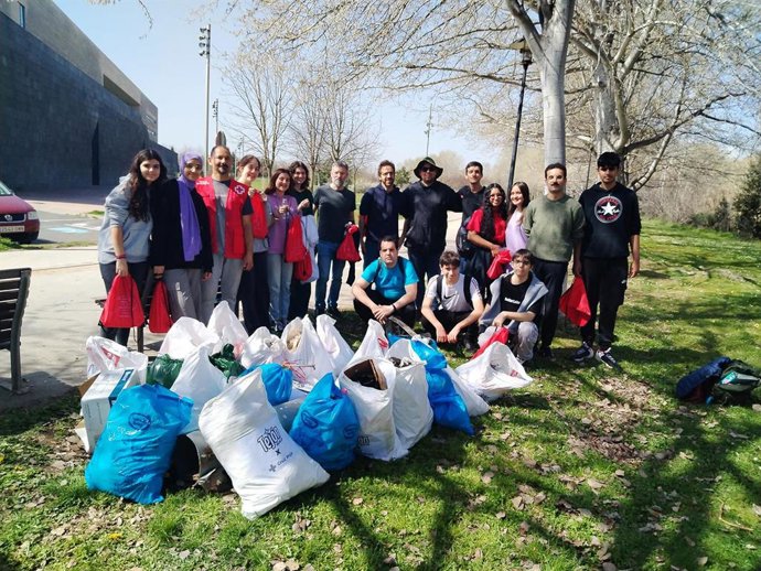 Alumnado del IES Comercio participa en una limpieza del río Ebro junto a Cruz Roja
