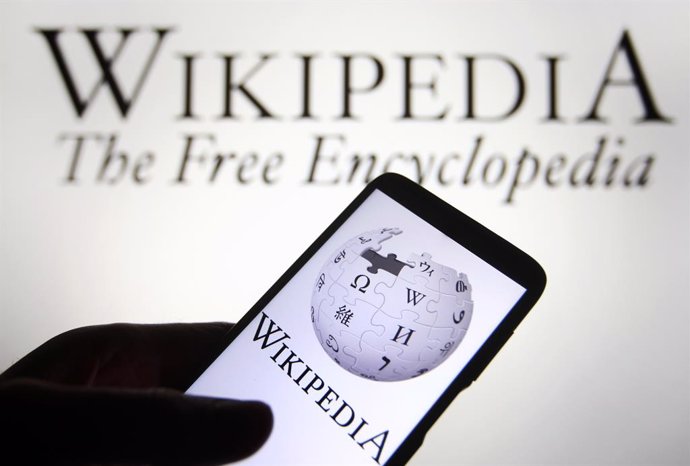Archivo - October 2, 2021, Ukraine: In this photo illustration a Wikipedia logo is seen on a smartphone.