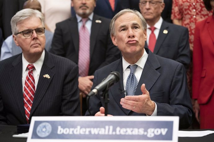Archivo - June 16, 2021, Austin, TX, United States: Texas leaders including Gov. GREG ABBOTT (c) and Lt. Gov. DAM PATRICK (l) announce a campaign to build a southern border wall with Mexico using a combination of state and privately donated funds. Abbott 