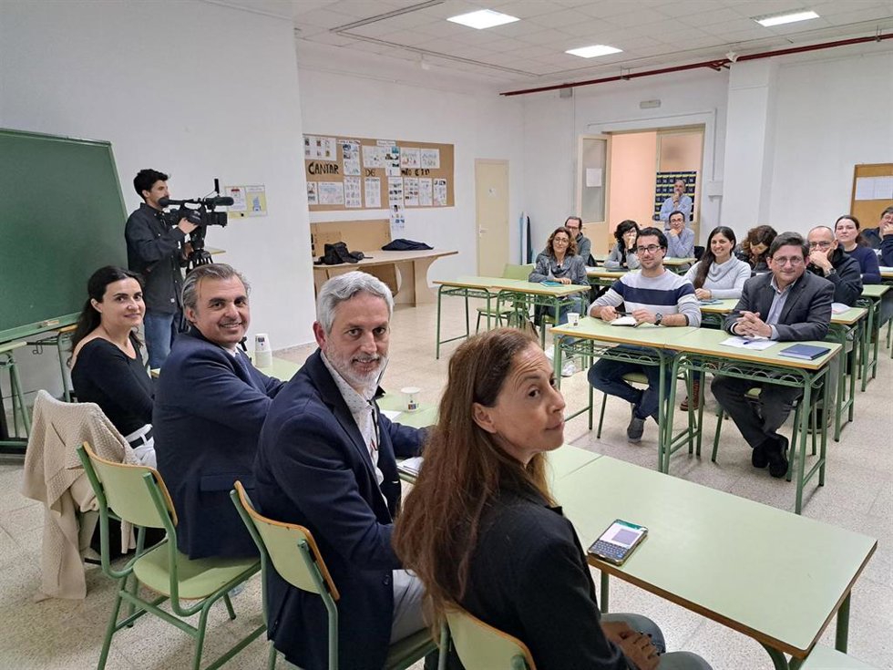 El conseller de Educación y Universidades, Antoni Vera, se reúne con la comunidad educativa de Menorca.
