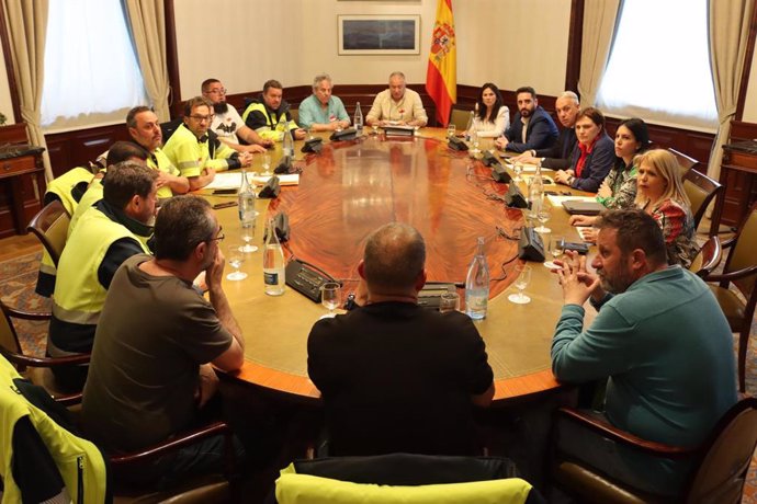 Reunión de diputados del PSOE con miembros del comité de huelga de Acerinox.