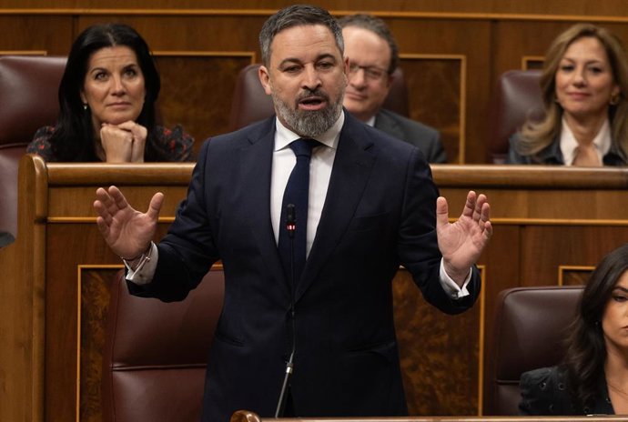 El líder de VOX, Santiago Abascal, interviene durante una sesión de control al Gobierno, en el Congreso de los Diputados, a 13 de marzo de 2024, en Madrid (España). 