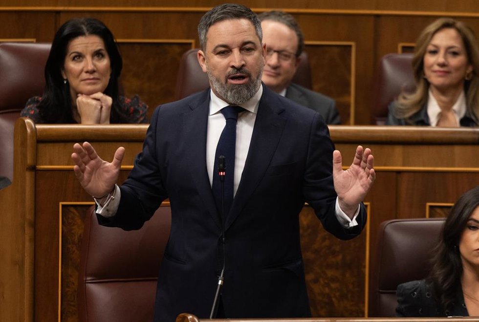 El líder de VOX, Santiago Abascal, interviene durante una sesión de control al Gobierno, en el Congreso de los Diputados, a 13 de marzo de 2024, en Madrid (España). 
