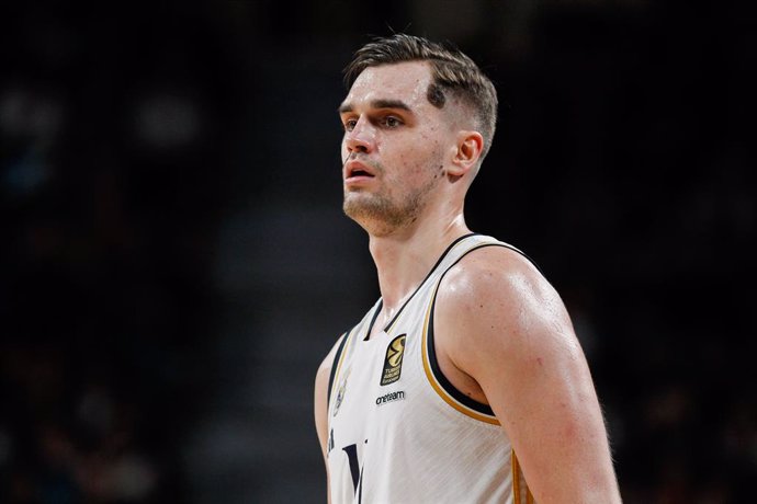 Archivo - Mario Hezonja of Real Madrid  looks on during Turkish Airlines Euroleague basketball match between Real Madrid and Anadolu Efes Istanbul at Wizink Center on January 5, 2024,  in Madrid, Spain.