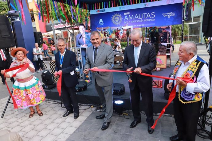 Ministro de Comercio Exterior y Turismo, Juan Carlos, inauguró la feria “Amautas de la Artesanía Peruana”, al costado del centro comercial La Rambla, en San Borja, de acceso gratuito.