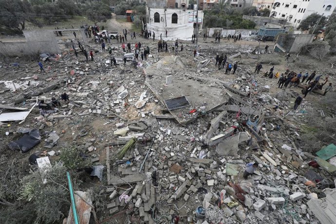 Destrucción tras bombardeos israelíes en el campamento de refugiados de Nuseirat, en el norte de la Franja de Gaza