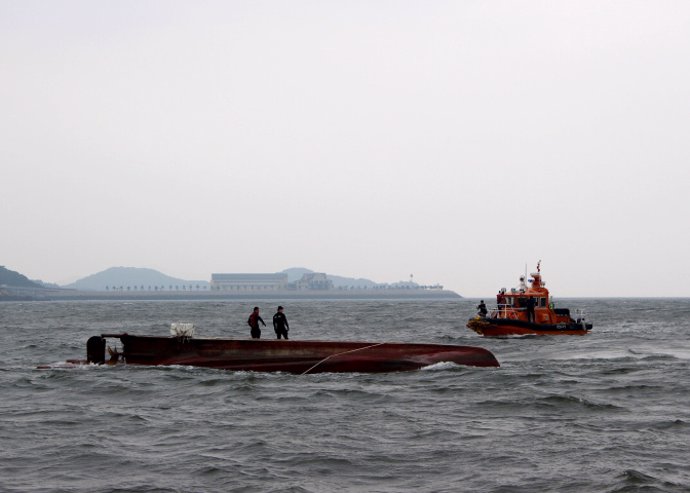 Archivo - Imagen de archivo de un barco surcoreano hundido y atendido por la guardia costera