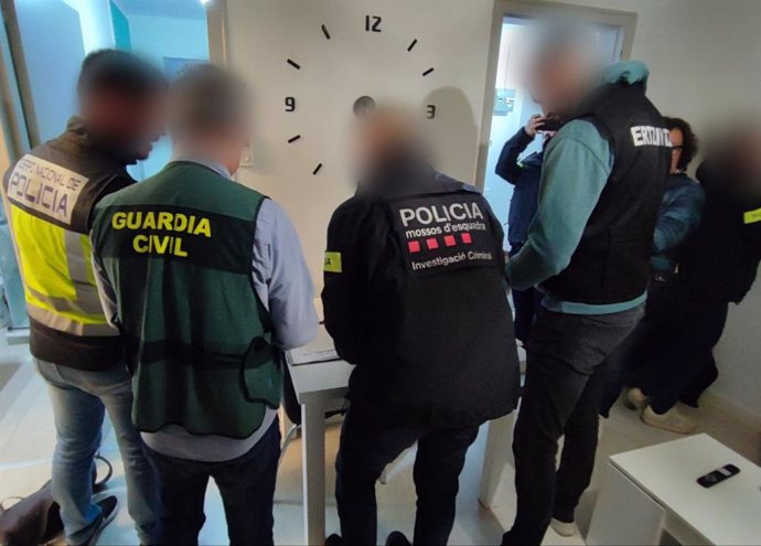En marcha un dispositivo de Mossos d'Esquadra, Ertzaintza, Guardia Civil y Policía Nacional en Manlleu (Barcelona) contra un grupo por más de 1.000 estafas bancarias