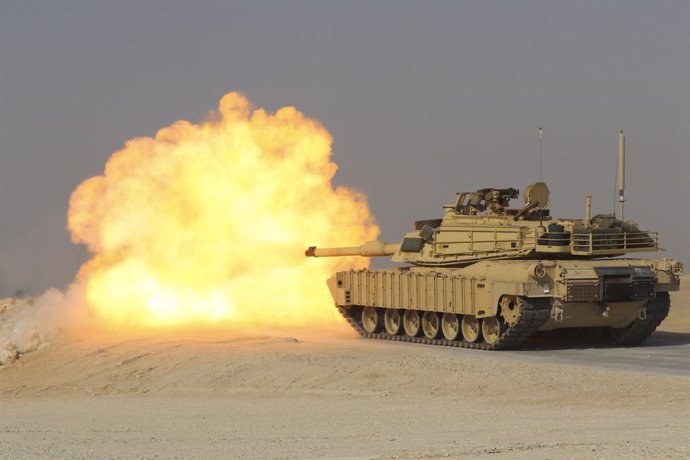 Archivo - August 16, 2023 - Udairi Range Complex, Kuwait - An M1A2 Abrams tank assigned to the 98th Cavalry Regiment,  fires a tank round at a target during a live fire qualifications at the Udairi Multi Purpose Range Complex, Kuwait, August, 2023. The M1