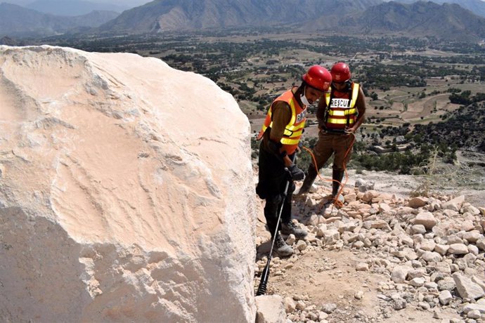 Archivo - Imagen de archivo de un equipo de rescate tras un derrumbe en una mina en Pakistán