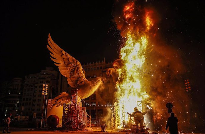 Dos palomas arden durante la ‘cremà' de la Falla del Ayuntamiento, a 19 de marzo de 2024, en Valencia, Comunidad Valenciana (España). 