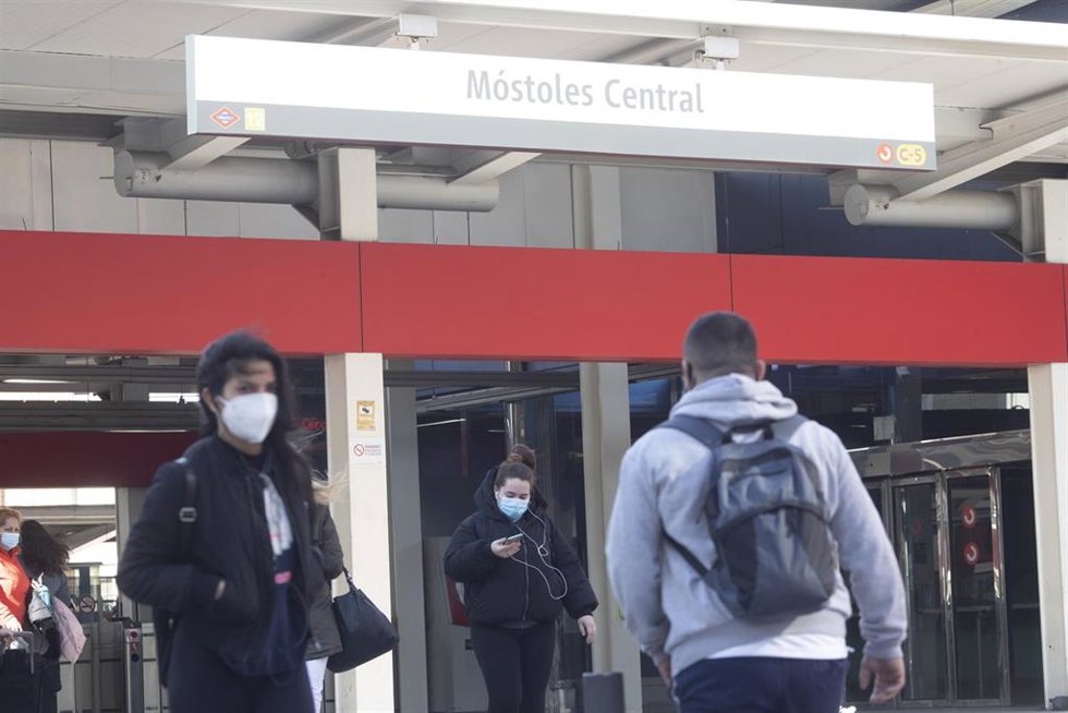 Archivo - Varios pasajeros salen de las instalaciones de la estación de metro de Móstoles Central.