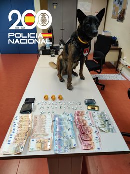 Droga y dinero incautados en una sidrería de Sama de Langreo.
