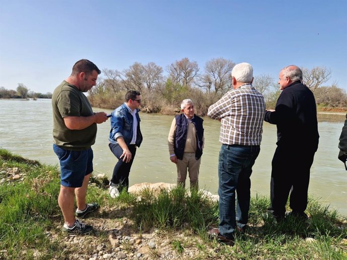 El consejero de Agricultura, Ganadería y Alimentación, Ángel Samper, en su visita a los pueblos de la ribera del Ebro.