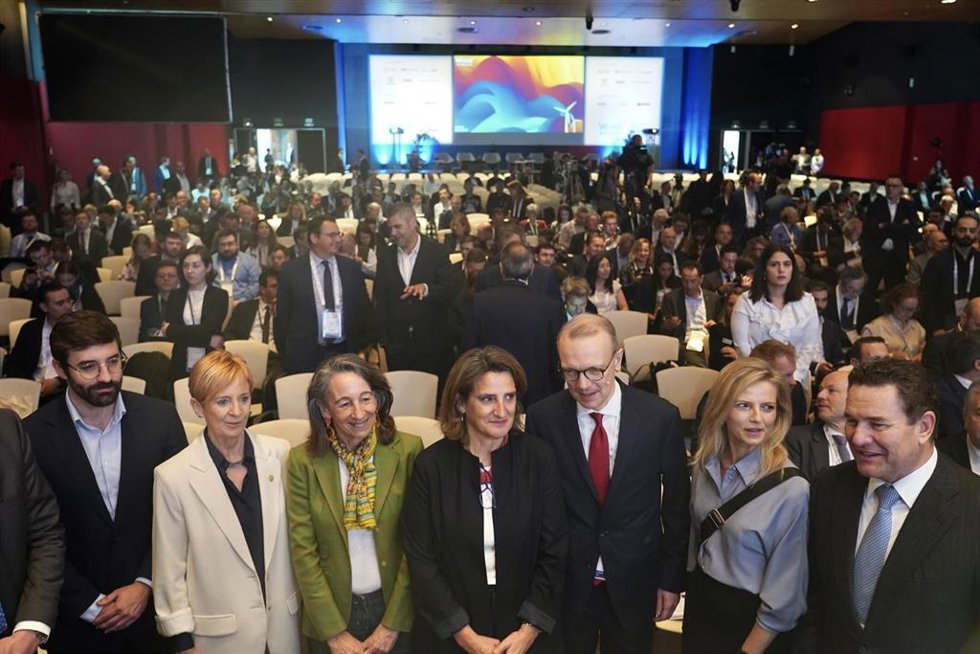 Foto institucional momentos antes de la inauguración de WindEurope2024 en el BEC de Barakaldo