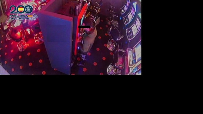 El supuesto agresor hace uso de la tarjeta de crédito robada en un salón de juegos de Murcia