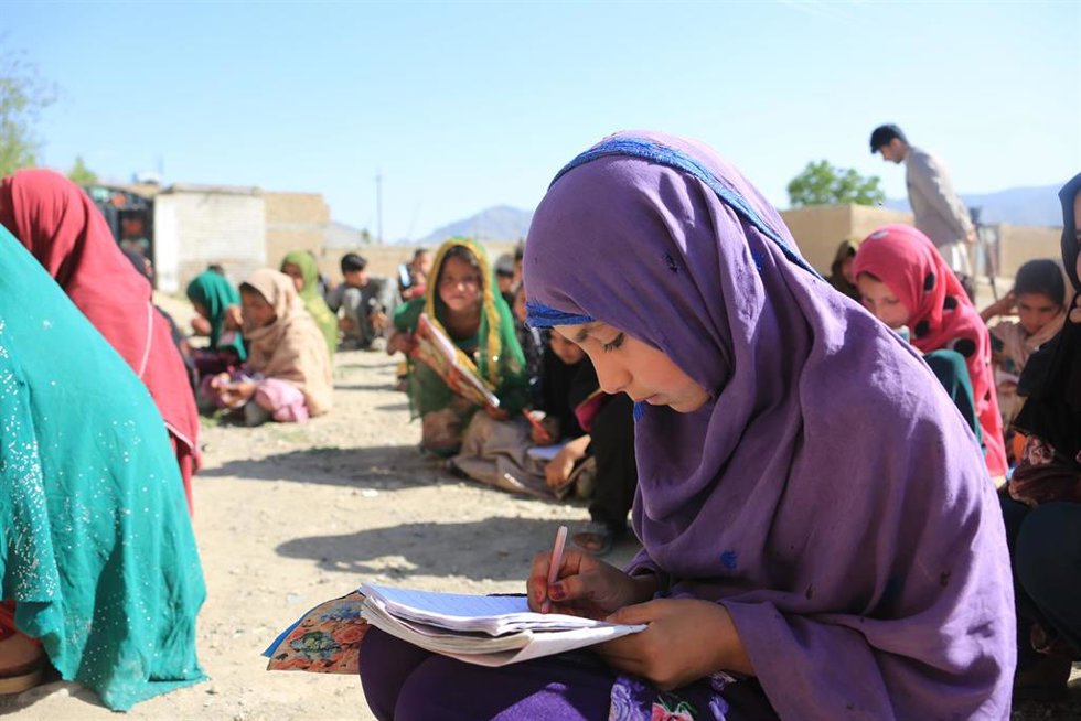 Archivo - Niñas afganas en una clase en un centro de educación básica en la capital de Afganistán, Kabul (archivo)