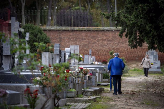 Archivo - Un hombre pasea por el cementerio de San Isidro, a 1 de noviembre de 2023, en Madrid (España).