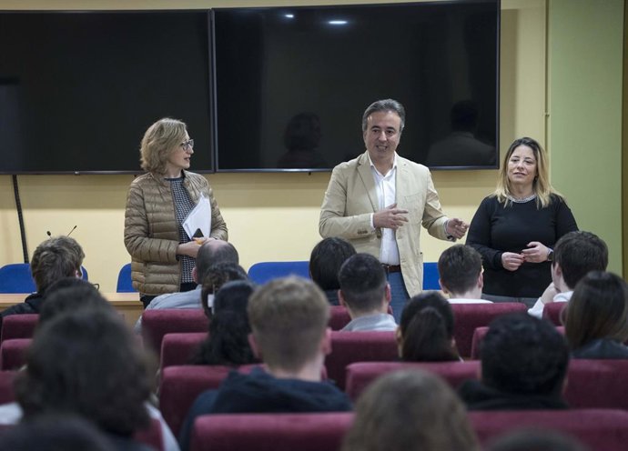 El alcalde de Camargo, Diego Movellán, en la clausura las VIII Jornadas de Orientación Laboral