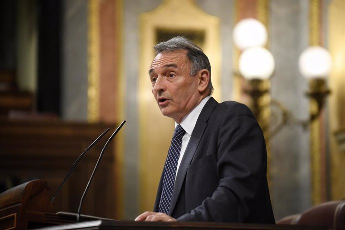 El portavoz parlamentario de IU y diputado de Sumar, Enrique Santiago, interviene durante una sesión plenaria, en el Congreso de los Diputados, a 19 de marzo de 2024, en Madrid (España).