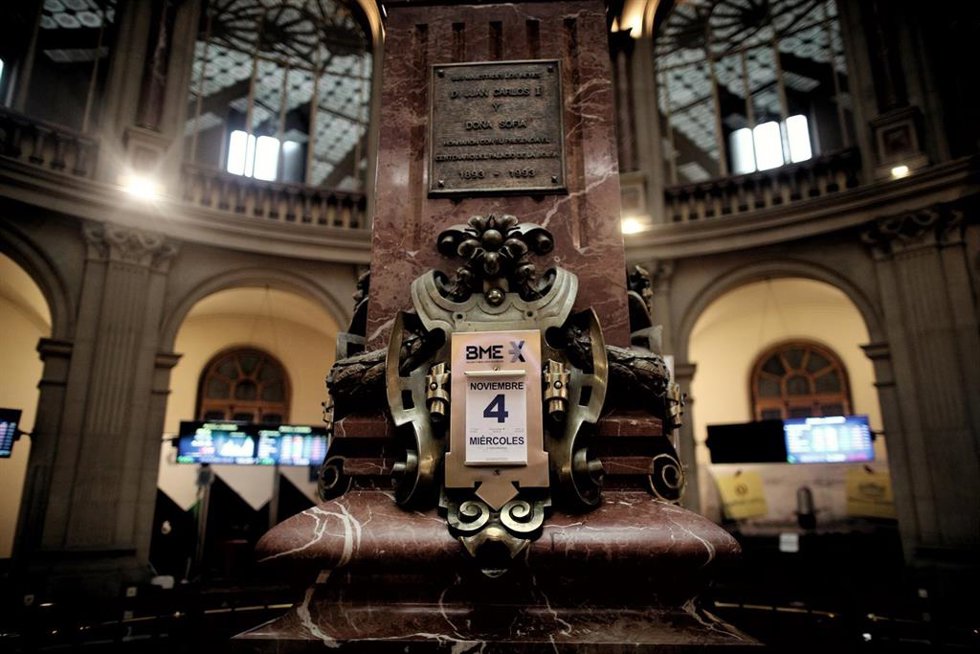 Archivo - Un calendario indica la fecha en la Bolsa de Madrid un día después de la celebración de elecciones en Estados Unidos, en Madrid (España), a 4 de noviembre de 2020.