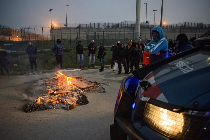 Un furgón de los Mossos d'Esquadra delante de los funcionarios que han cortado el acceso a la cárcel de Quatre Camins, a 18 de marzo de 2024, en La Roca del Valls, Barcelona, Catalunya (España)