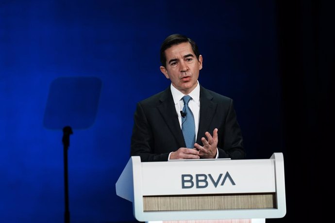 El presidente de BBVA, Carlos Torres Vila, durante una Junta General de Accionistas del BBVA, en el Palacio de Euskalduna de Bilbao, a 15 de marzo de 2024, en Bilbao, Vizcaya, País Vasco (España). BBVA prevé incorporar 2.700 perfiles tecnológicos en 2024.