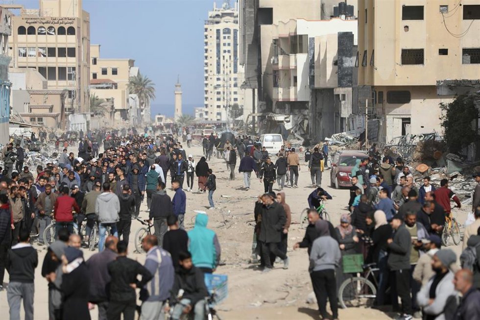 Palestinos esperan a recibir ayuda humanitaria en la ciudad de Gaza, en el norte de la Franja de Gaza (archivo)