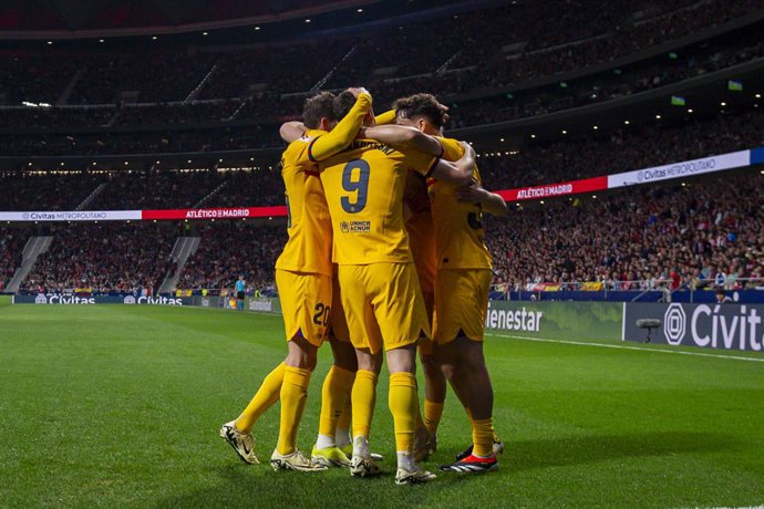 17 March 2024, Spain, Madrid: FC Barcelona's Joao Felix (C) celebrates his goal with his teammates (from L to R) Sergi Roberto, Fermin Lopez, Robert Lewandowski, Hector Fort during Spain Primera Division  La Liga soccer match between Atletico Madrid and F