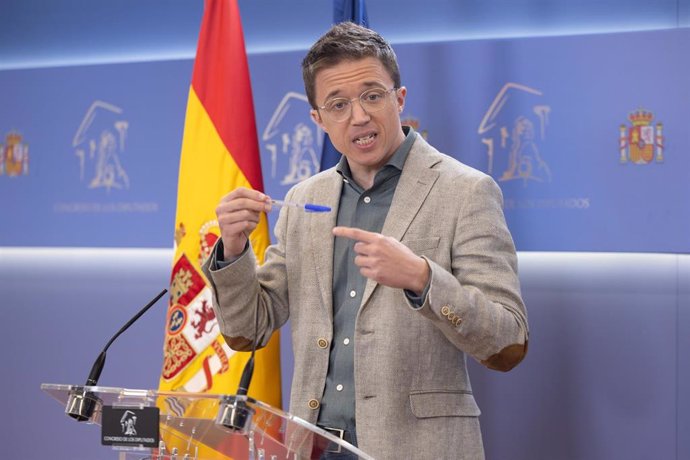 El portavoz de Sumar en el Congreso, Íñigo Errejón, durante una rueda de prensa anterior a la Junta de Portavoces, en el Congreso de los Diputados, a 19 de marzo de 2024, en Madrid (España).