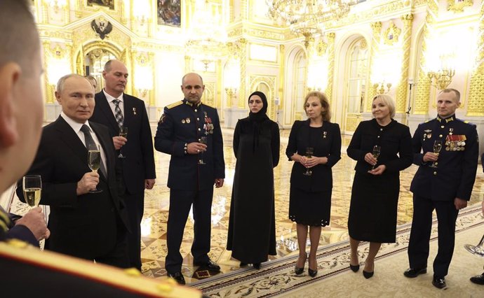 Archivo - December 8, 2023, Moscow, Moscow Oblast, Russia: Russian President Vladimir Putin, left, stands with Gold Star heroes during a reception on the eve of Heroes of the Fatherland Day at St. George Hall of the Grand Kremlin Palace, December 8, 2023 