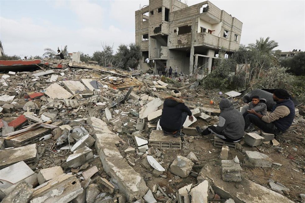 Palestinos intentan recuperar bienes de sus viviendas destruidas por los bombardeos del Ejército de Israel contra el campamento de refugiados de Nuseirat, en la Franja de Gaza