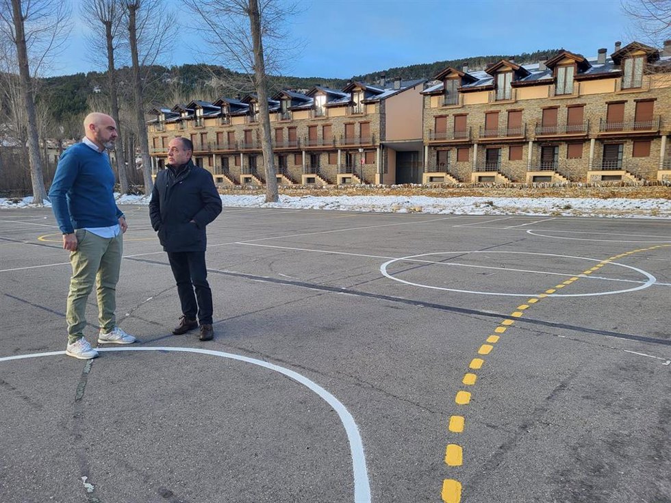 Samper (derecha) junto a Chesús Izquierdo, director de la Colonia, en la pista que se va a reformar