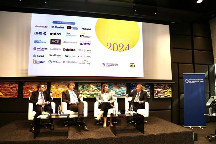 Mesa redonda en la que han participado la secretaria general del Tesoro y Financiación Internacional, Paula Conthe, el director general de Economía y Estadística del Banco de España, Ángel Gavilán, y el director de la fundación Bruegel, Jeromin Zettelme