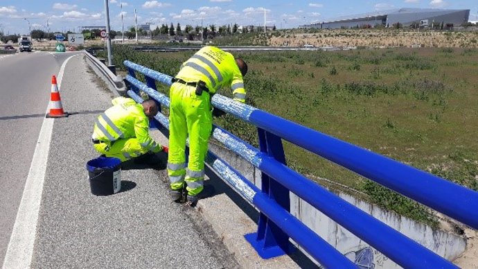 Repintado de barandillas en el km 21,300 de la A-42