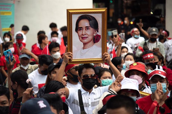 Archivo - Retrato de Aung San Suu Kyi durante las protestas en Birmania.