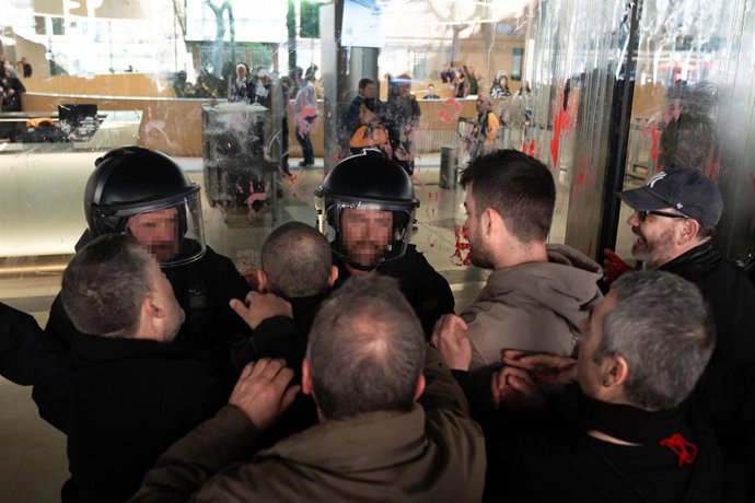 Agentes policiales frente a manifestantes durante una concentración convocada por sindicatos por la muerte de una trabajadora de la cárcel de Mas d'Enric en Tarragona a manos de un preso
