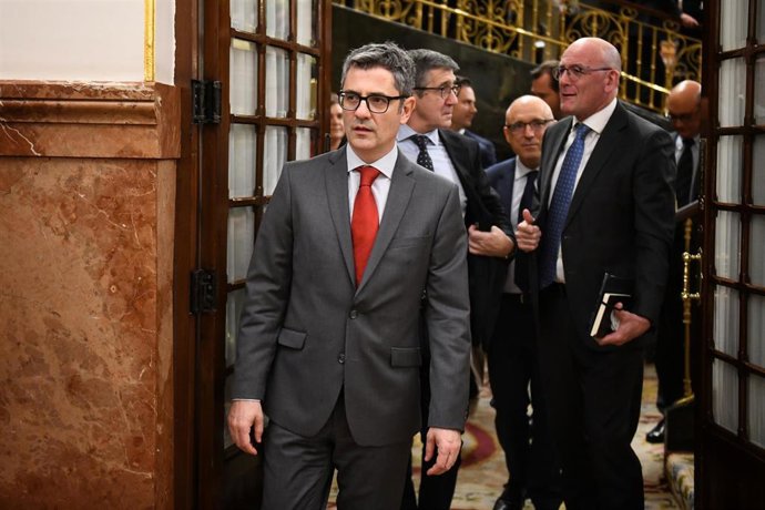 El ministro de la Presidencia, Justicia y Relaciones con las Cortes, Félix Bolaños, a su salida de una sesión, en el Congreso de los Diputados