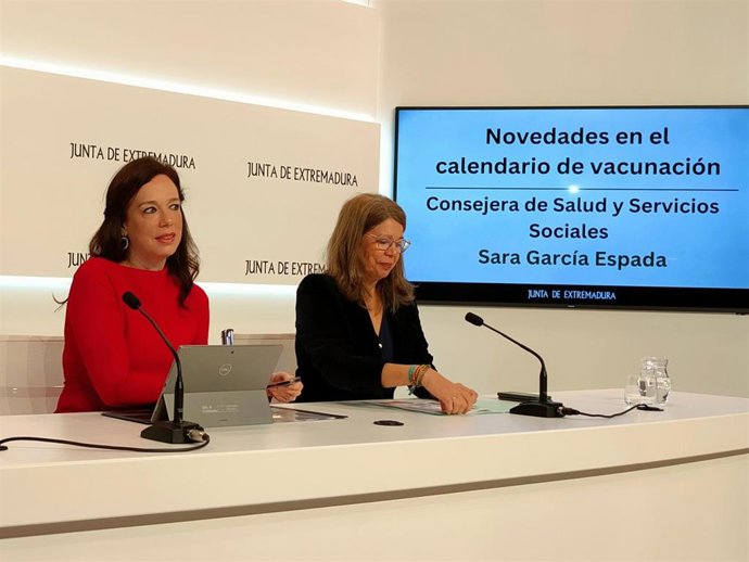 La consejera de Salud y Servicios Sociales, Sara García Espada, informa sobre las novedades del calendario vacunal.
