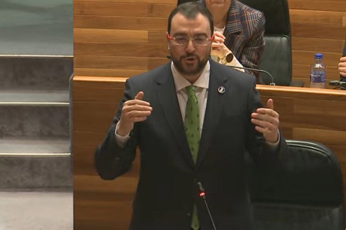 El presidente del Principado, Adrián Barbón, en el pleno de la Junta General