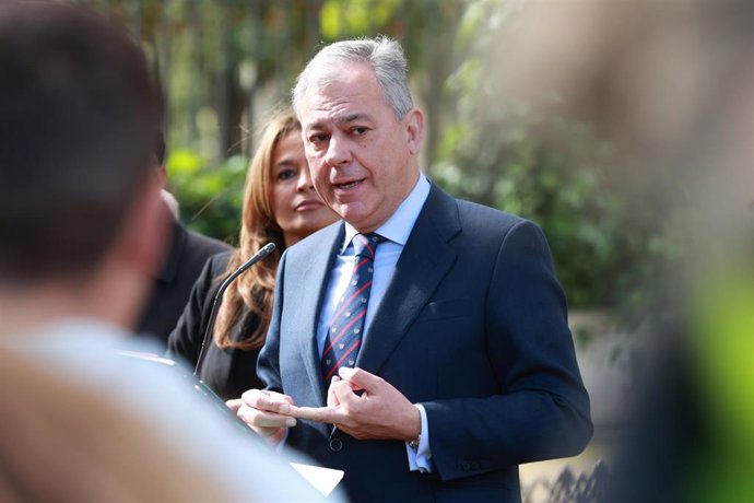 El alcalde de Sevilla, José Luis Sanz (PP), atiende a los medios en una imagen de archivo.