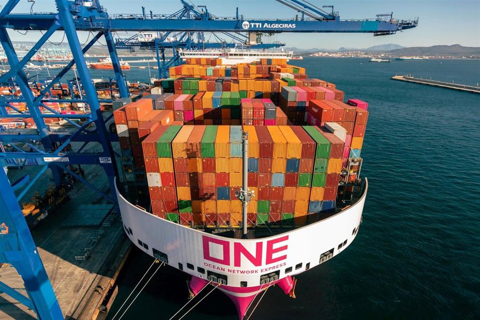 Un barco con contenedores en el puerto de Algeciras.