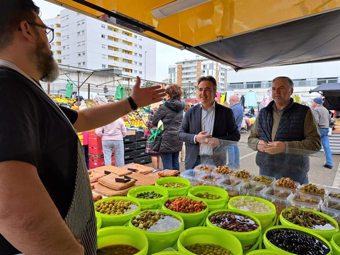 El alcalde, Diego Movellán, visita el mercadillo de los martes.