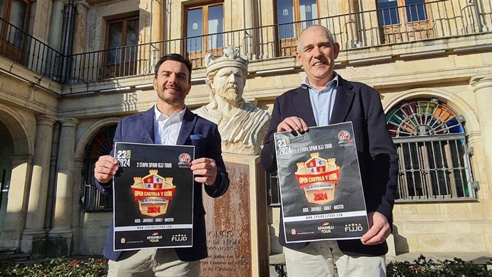El concejal de Deportes en el Ayuntamiento de León, Vicente Canuria, con el presidente de la Asociación de BBJ Brasileño y promotor del evento, Marcelo Amorin.