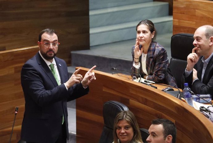 El presidente del Principado, Adrián Barbón, en el pleno de la Junta General, en presencia de la portavoz del grupo socialista, Dolores Carcedo; la vicepresidenta, Gimena Llamedo; el consejero portavoz, Guillermo Peláez; y el diputado Luis Ramón Huerga