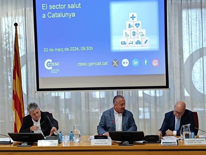 El director del Servei Catal de la Salut, Ramon Canal; el presidente del Ctesc, Toni Mora, y el ponente del informe 'El sector salut a Catalunya0, Salvador Guillermo, este martes en rueda de prensa